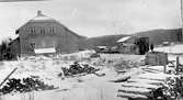 Stationshuset i Bosjön tillhörandes Lindfors-Bosjöns järnväg, LBB. 1913 färdigställdes den smalspåriga järnvägen mellan Lindfors och Bosjön, ett projekt drivet av brukspatronen Albert Bergström. Hans idé var att bygga en lätt och billig järnväg, med låga tillverknings- och underhållskostnader. Trafiken bestod främst av gods från de närliggande sågverken och skogsbruket, men även persontrafik förekom på linjen. LBB hade två enkla ånglok, Petter och Lotta. Loket på bilden är Petter. 
LBB gick i konkurs i början av 1920-talet och köptes strax därefter av Uddeholmsbolaget. Banan började rivas upp redan under 1930-talet och 1949 så var hela banan borta.