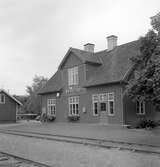 Järnvägsstationen i Brastad. En ställbock syns vid vänstra hörnet av stationen.