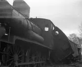 Tårurspårning vid Bredaryd. 

Här syns ånglok HNJ lok 28, den urspårade tendern och resgodsvagn HNJ F3 761.

Tåget var på väg till Halmstad. Det tillhörde Halmstad-Nässjö Järnvägar, HNJ, och  drogs av ångloket HNJ 28 och bestod av fyra vagnar. En resgodsvagn, HNJ F3 761, en postvagn HNJ 19 och två personvagnar däribland HNJ 1011.