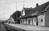 Bräcke nya stationshus, byggt 1910. I bakgrunden syns järnvägshotellet och där bakom det gamla stationshuset.