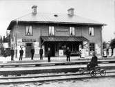 Personal utanför järnvägsstationen i Byvalla.