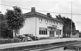 Järnvägsstationen i Bäckefors. Byggd 1931, då den gamla stationen från 1879 revs.  Bilen till vänster är en Chevrolet Master Deluxe från 1935.