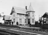 Järnvägsstationen i Dals-Rostock. Sidobyggnaden till vänster användes vid den ursprungliga hållplatsen i Rostock, anlagd 1884, och var ursprungligen förlagd ovanför Rostocks brunn. Senare fraktades byggnaden ner till den plats där Dals-Rostock järnvägsstation uppfördes 1908, och byggdes då ut till stationshus. 1941 revs stationshuset och ersattes med ett nytt. Idag finns i Dals-Rostock en modell i skala 1:2 av det ursprungliga stationhuset.

Reklam: Lagermans Tvättpulver Tomten; Malmö Stora Walsqvarn; Gripen Velocipeder; Atlas Gummiringar; Puch Motorcyklar; Cloettas Guld Cacao och Choklad; Helsingborgs Galoscher; Husqvarna; Hebytegel; Kanolds Choklader; Viskafors Galsocher; Malmö Galoscher.