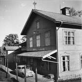 Järnvägsstationen i Dannemora. Byggdes av Uppsala-Gävle Järnväg och togs i användning 1874.
På perrongen står en DKW AU 1000 från 1959.