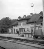 Dingle Järnvägsstation uppfördes av SJ 1905. Ställverket på bilden installerades 1913 och byggdes ut till skicket på bilden någon gång efter 1923.