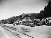 Statens Järnvägar, SJ bussar och lastbilar vid Dingle järnvägsstation. Bland bussarna syns bland annat SJ 5, byggd 1923 och slopad 1934. Järnvägsstationen uppfördes av SJ 1905.