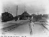 Djursholms Ösby järnvägsstation. Stationen öppnades 1890 av Djursholms Aktiebolag och var en del av Djursholmsbanan som då sträckte sig mellan Djursholms Ösby och Djursholms Framnäsviken. 1892 togs linjen över av Stockholm-Rimbo Järnvägsaktiebolag, och blev så småningom en del av Roslagsbanan.

På spåren syns SRJ Mv 6 och SRJ Mv2.