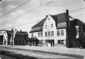 Vykort med motiv från järnvägsstationen i Ed. Järnvägshotellet i bakgrunden. Sträckan elektrifierades i september 1939.