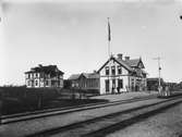 Järnvägsstationen i Edsbyn, till vänster syns hotellet. Bilden tagen någon gång kring invigningen 1902, troligen strax före.