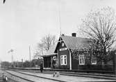 Järnvägsstationen i Ekestad med personal. Stationen anlades 1885.