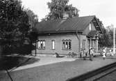 Barn och vuxna vid Eklången järnvägsstation. Stationen anlades 1895.