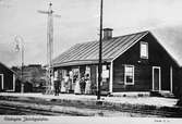 Vykort med motiv från Ekskogens järnvägsstation. Vid semaforen står stationsföreståndaren,  möjligen Carl Andersson eller O P Nordahl.