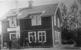 Järnvägsstationen i Ekskogen, efter ombyggnaden 1914. Mannen i uniform är stationsföreståndare Carl Andersson.