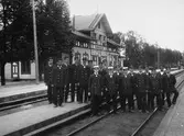 Stationsinspektor H V Bergdahl med personal vid Emmaboda järnvägsstation.