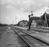 Järnvägsstationen i Enköping, sedd från bangården. Bilden tagen under pågående elektrifiering 1947.