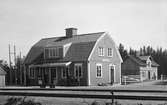 Enångers järnvägsstation, före förstatligande i augusti 1933 av Ostkustbanan. På gårdsplanen syns en kärra med Ostkustbanans märkning OKB.
Trafikplats anlagd 1926. En- och en halvvånings stationshus i trä