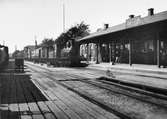 Statens Järnvägars station Eslöv omkring 1905. Persontåget på bilden är ett tåg från Landskrona & Helsingborgs Järnvägar, L&HJ, draget av lok nummer 14 