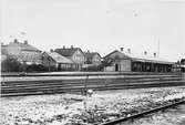Eslöv gamla järnvägsstation, ersatte 1866 den ursprungliga stationen från 1858. Revs 1914 i samband med byggnationen av en nytt stationshus. Här sedd från bangården.

I Bakgrunden syns Nilssons Hotell och Jernvägshotel.