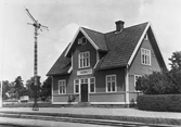 Station . Trafikplats anlagd 1916. En- och enhalvvånings stationshus i trä