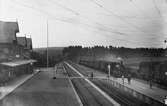 Station, SWB-tåg , Stockholm - Västerås - Bergslagens Järnväg
Stationen anlades 1900. Namnet var före 9.6.1947 VÄSTANFORS / VESTANFORS