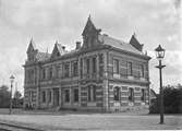 Stationshuset, två våningar i tegel, uppfördes 1885-86