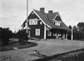 Stationen
Namnet var före 1/10 1913 FINNFORS. En- och enhalvvånings stationshus i trä, sammanbyggt med godsmagasinet