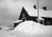 Hållplats anlagd 1928. Envånings stationshus i trä sammanbyggt med godsmagasinet