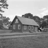 Hållplats anlagd 1912. Envånings stationshus i trä