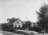 Station och OFWJ-lok.
OFWJ, Oxelösund - Flen - Västmanlands Järnväg
Namnet var före 1/6 1896 TORSHÄLLA. Stationen anlades 1876 och samtidigt byggdes det första stationshuset.