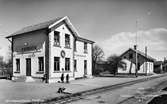 Vykort föreställande Järnvägsstationen i Forshem. Det ursrpungliga stationshuset från 1889 syns till höger i bild. Stationshuset till vänster uppfördes 1898, men byggdes om till skicket på bilden under 1920-talet.