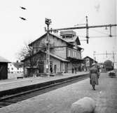 Hällnäs järnvägsstation. Militärnärvaron gör det troligt att bilden är tagen under krigstid. Luftbevakningstorn uppe på stationshuset tak.