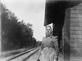 Platsvakt Maria Karlsson (f 1891) vid hållplats senare Östertälje