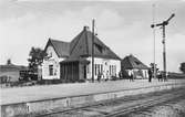 Bakom station skymtar en väderkvarn