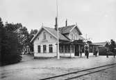 Stationen togs i bruk 1887.18 km från Gössäter och 10 km från Skara.Orten känd som hälsobrunn och badanstalt med hotell och restaurant.