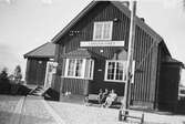 Johan Gustavsson och hustru Emmy.Hållplatsen togs i bruk 1925.