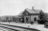 Den ursprungliga järnvägsstationen låg vid Norra Södermanlands järnväg som invigdes 1895.