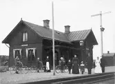 Den ursprungliga järnvägsstationen låg vid Norra Södermanlands järnväg som invigdes 1895.