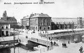 Malmö Central invigdes 1856.Stationen låg då i stadens utkant nära färjorna till Köpenhamn som gick från Inre hamnen alldeles framför stationsbyggnaden.