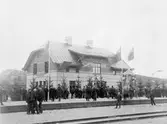 I väntan på invigningståget.Stationen togs i bruk 1895.