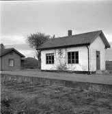 Banvaktstuga 505 och hållplatsbyggnaden.
Bandelen Landskrona - Billesholm lades ned 1960-05-29.