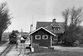 ÖJ motorvagn vid stationen, en vår bild finns liten snö hög.