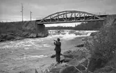 Fiskare vid järnvägsbron.