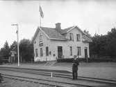 Stationsmästare J W Sjöholm untanfför station i Sandared