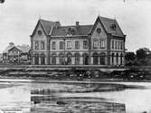 Stationshuset, tvåvåningshus i tegel, byggdes 1878-79 av Varberg - Borås Järnväg.