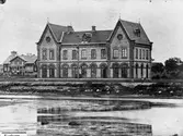 Stationshuset, tvåvåningshus i tegel, byggdes 1878-79 av Varberg - Borås Järnväg.
