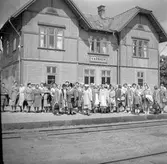 Skövde - Axvalls Järnvägs stationen i Varnhem. Trafikplats anlagd 1902-03. Byggnaden utökades med en tillbyggnad 1914-15. Tvåvånings träbyggnad med två gavlar mot banan. Den renoverades sedan 1944 igen.