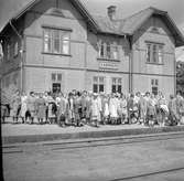 Skövde - Axvalls Järnvägs stationen i Varnhem. Trafikplats anlagd 1902-03. Byggnaden utökades med en tillbyggnad 1914-15. Tvåvånings träbyggnad med två gavlar mot banan. Den renoverades sedan 1944 igen.