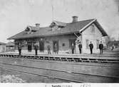 Stationen anlades 1862. Envånings stationsbyggnad i trä. Mekanisk växelförregling.