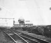 Station anlagd 1902. I samband med banans elektrifiering flyttades stationen till det nybyggda transformatorhuset 1913. Tegel byggnad.