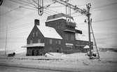 Station anlagd 1902. I samband med banans elektrifiering flyttades stationen till det nybyggda transformatorhuset 1913. Tegel byggnad.